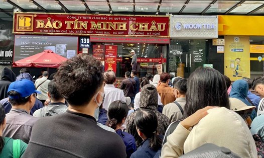 Giá vàng tăng, giảm trái chiều, người dân ngóng chờ cửa hàng phát ra thông báo mới nhất. Ảnh: Hạ Linh