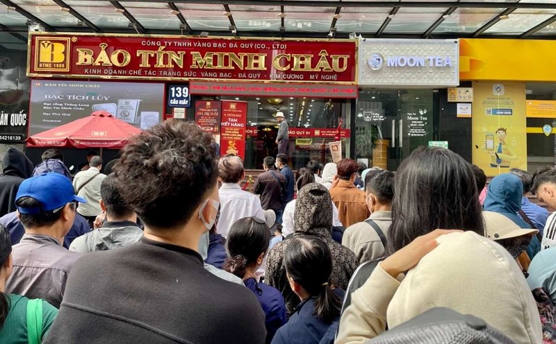 Gold prices have increased and decreased in different directions, people are waiting for the shop to issue the latest announcement. Photo: Ha Linh