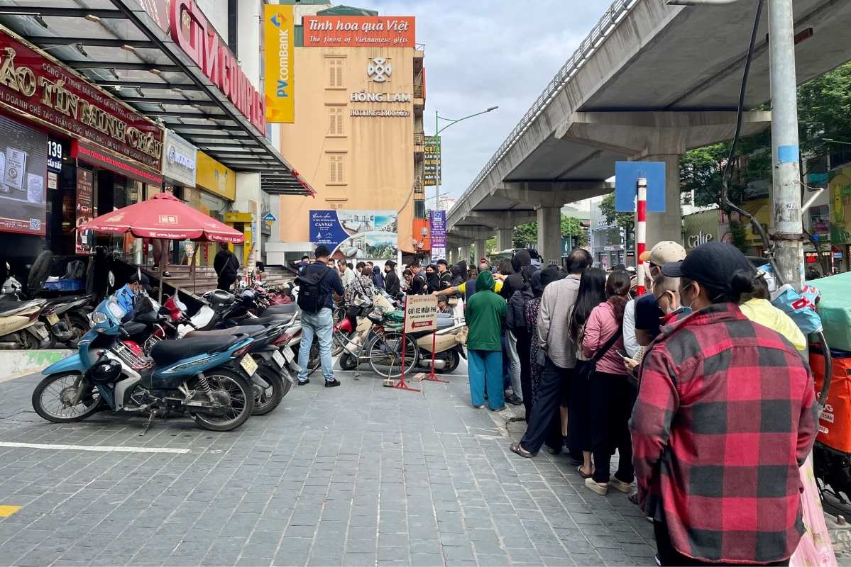 Ghi nhan vao thoi diem 9h17, nguoi dan xep hang dai truoc khu sanh cho va duoi long duong. Anh: Ha Linh