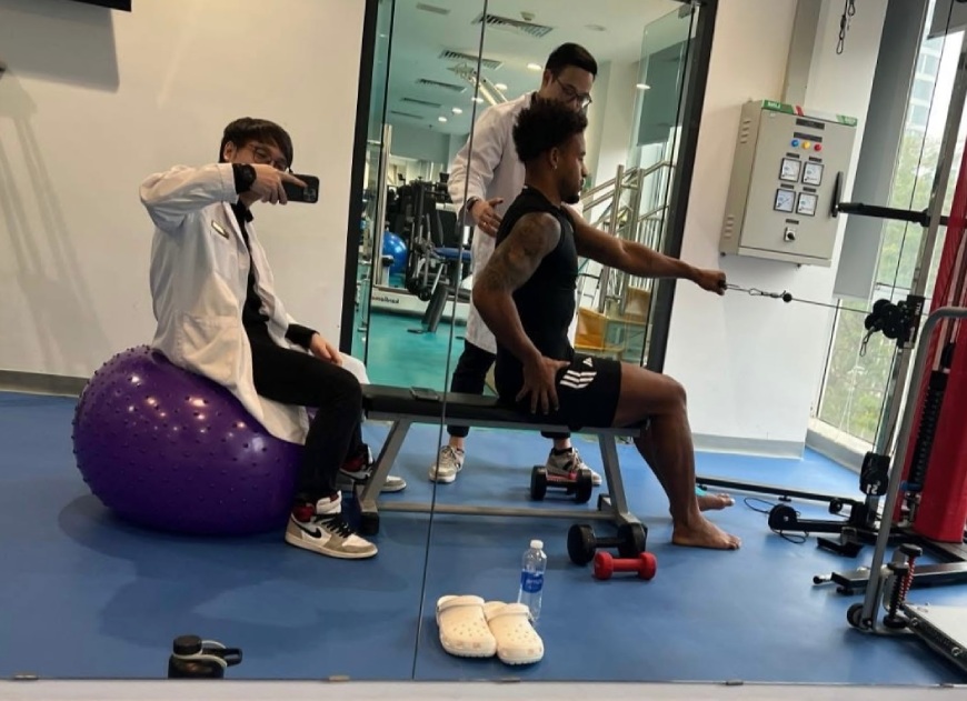 Bac si Ngoc Minh (trai) la nguoi dieu tri chan thuong cho tien dao Xuan Son. Anh: Chup tu trang ca nhan