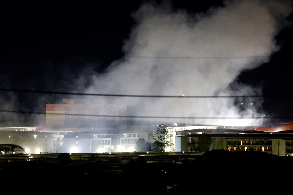 Smoke rises after a series of explosions at the KK Park scam center, Myawaddy town (Myanmar) last weekend. Photo: AFP