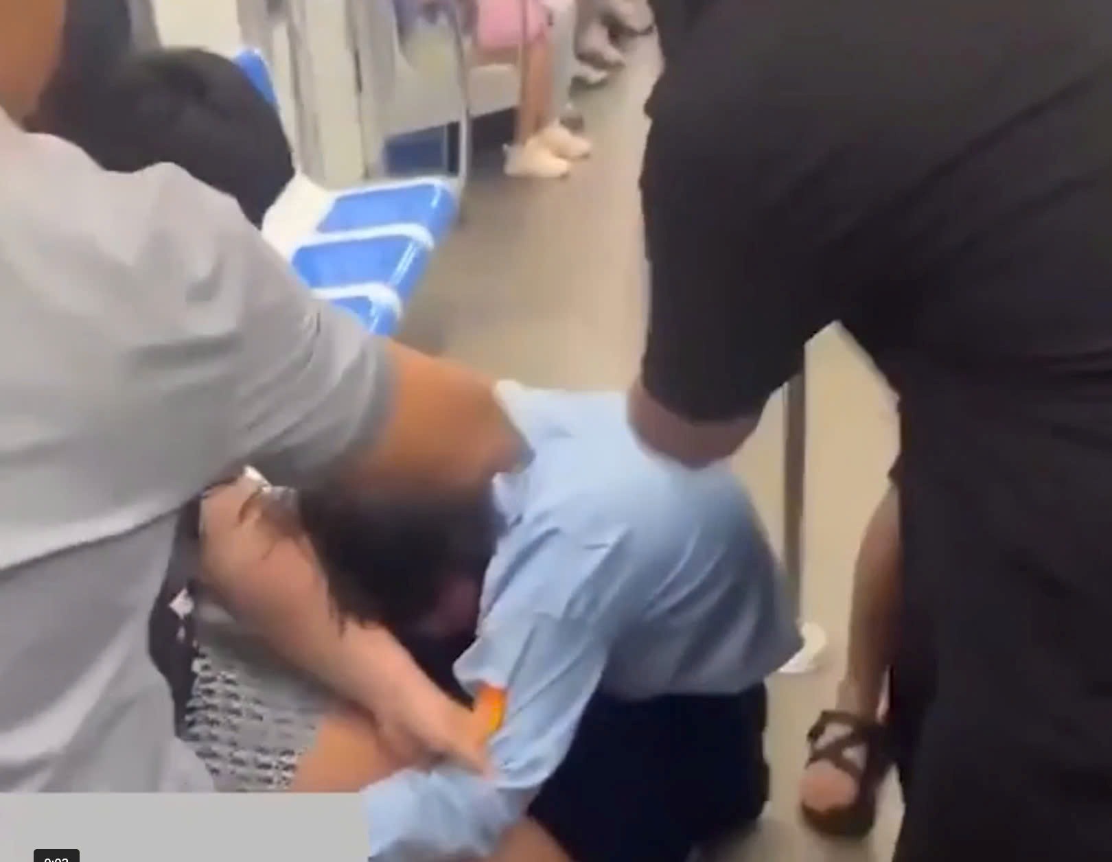 Hình ảnh bảo vệ bị nhóm người hành hung trên tàu metro. Ảnh cắt từ video