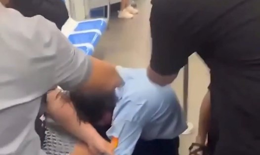 Hình ảnh bảo vệ bị nhóm người hành hung trên tàu metro. Ảnh cắt từ video