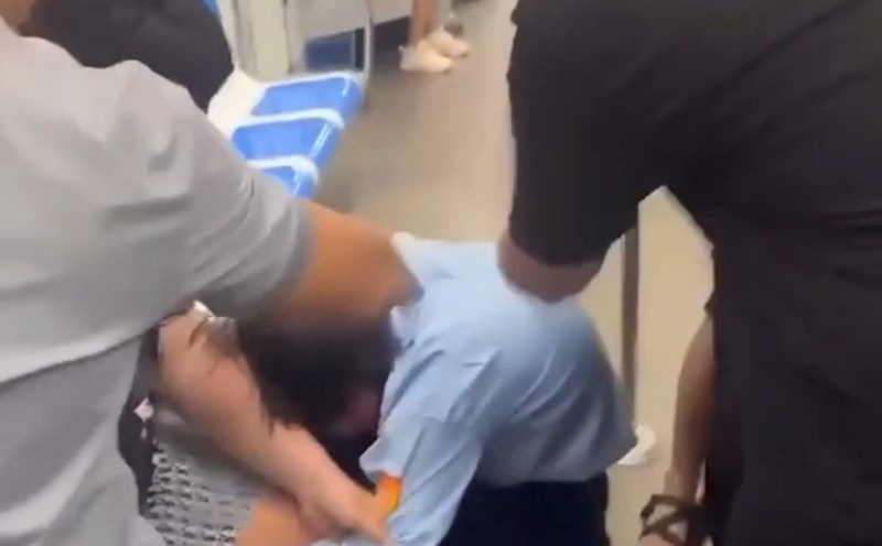 Imagen de un guardia de seguridad siendo agredido por un grupo de personas en un metro. Foto tomada de un video