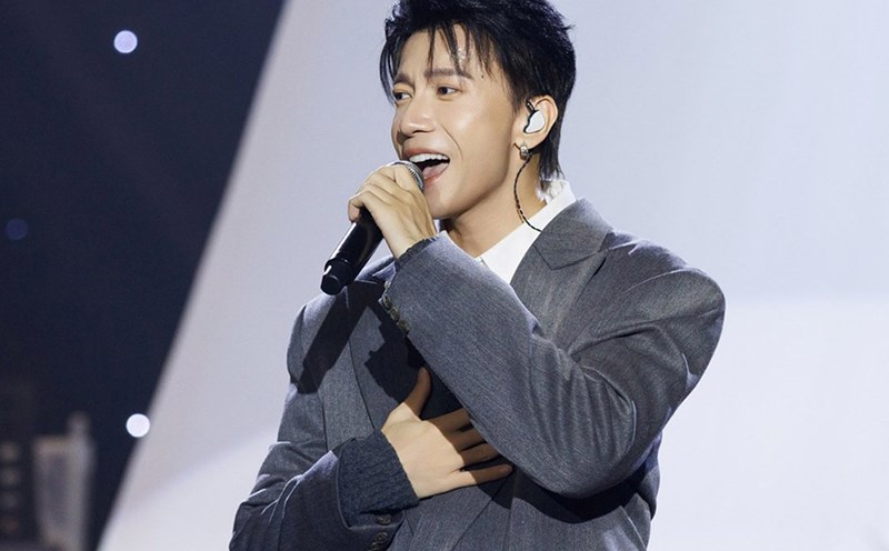 Son Thach sang at the wedding of Runner-up Che Nguyen Quynh Chau. Photo: Character provided