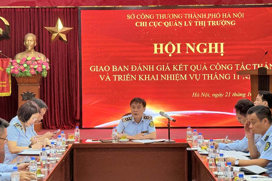 Ong Trinh Quang Duc – Chi cuc truong Chi cuc QLTT thanh pho Ha Noi chu tri Hoi nghi. Anh: QLTT Ha Noi