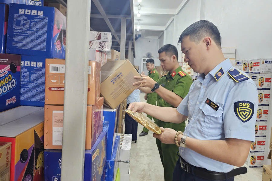The work of combating smuggling, trade fraud... has achieved many positive results. Photo: Hanoi Market Management Department