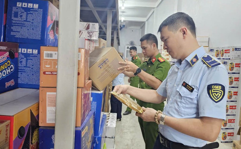 The work of combating smuggling, trade fraud... has achieved many positive results. Photo: Hanoi Market Management Department