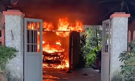 Hiện trường vụ hỏa hoạn đã thiêu rụi chiếc ôtô và nhiều tài sản khác của một gia đình tại Ninh Bình. Ảnh: Diệu Anh