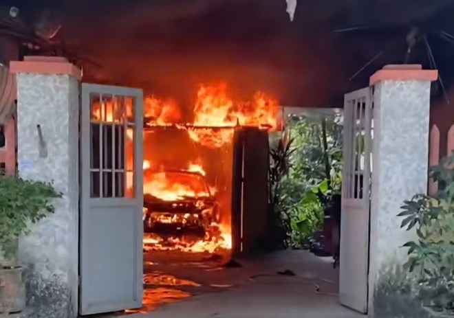 Ôtô bốc cháy dữ dội trong sân nhà một hộ dân ở Ninh Bình