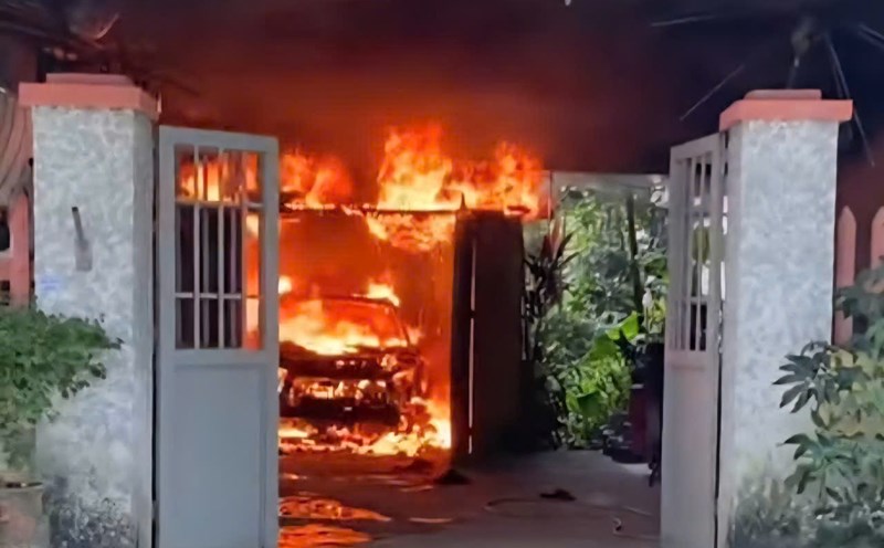 The scene of the fire burned down the car and many other properties of a family in Ninh Binh. Photo: Dieu Anh