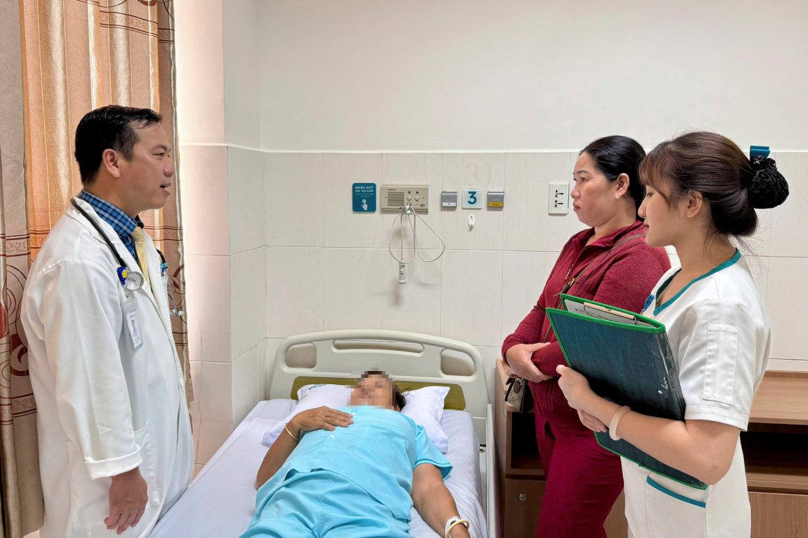 Doi ngu bac si tham kham benh nhan. Anh: Benh vien cung cap