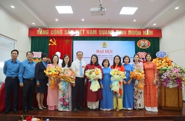 The Executive Committee of the Trade Union of the Vietnam Deposit Insurance Branch in the Northeast region for the 2025-2030 term was elected by the Congress. Photo: NHDNH