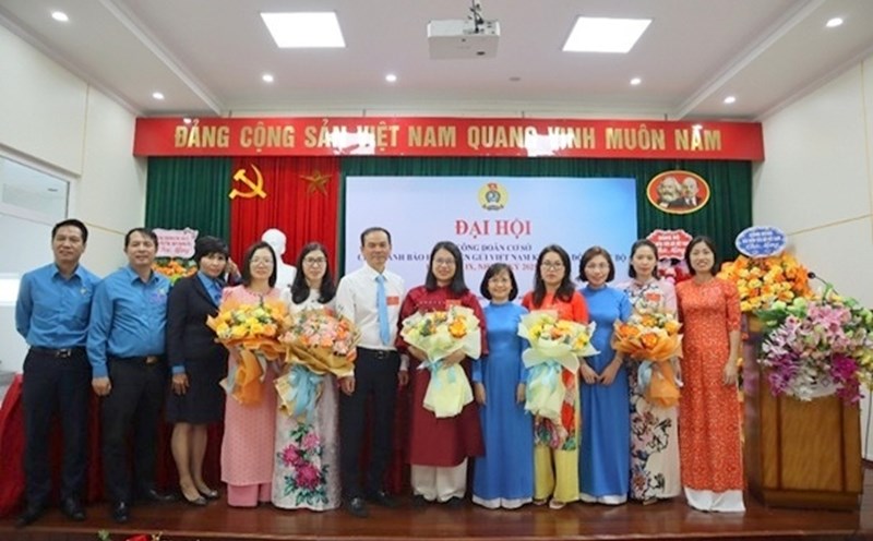 The Executive Committee of the Trade Union of the Vietnam Deposit Insurance Branch in the Northeast region for the 2025-2030 term was elected by the Congress. Photo: NHDNH