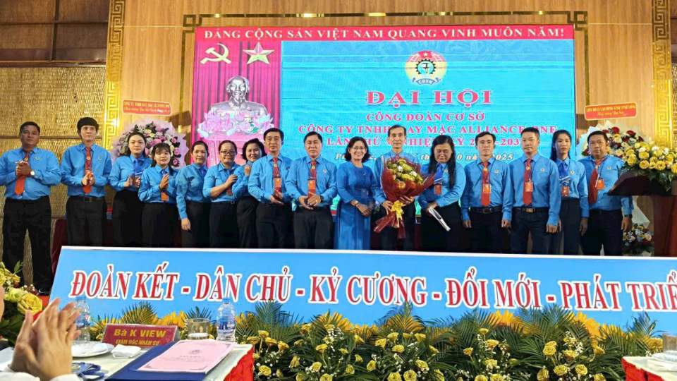 The Executive Committee of the Trade Union of Alliance One Garment Company Limited for the 2025-2030 term was introduced at the Congress. Photo: Hoang Loc