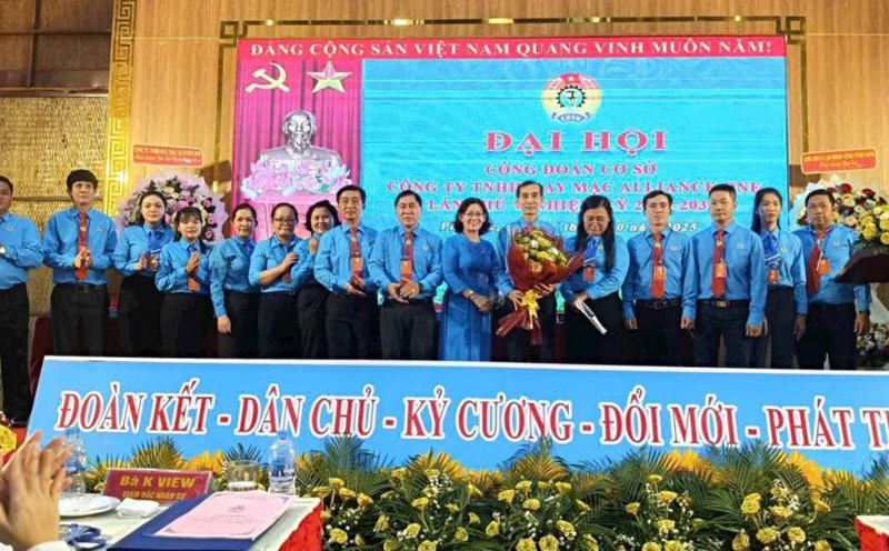 The Executive Committee of the Trade Union of Alliance One Garment Company Limited for the 2025-2030 term was introduced at the Congress. Photo: Hoang Loc