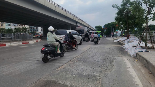 Sau thi công hạ tầng, mặt đường dọc sông Tô Lịch bị hoàn trả cẩu thả. Ảnh: Minh Hạnh 
