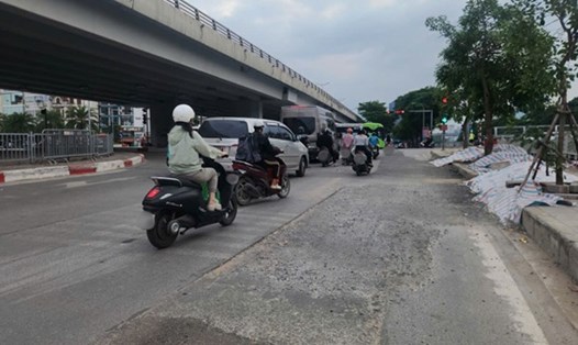 Sau thi công hạ tầng, mặt đường dọc sông Tô Lịch bị hoàn trả cẩu thả. Ảnh: Minh Hạnh