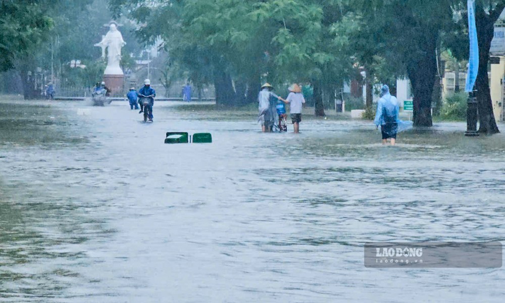 Ghi nhan cua PV Bao Lao Dong tai khu vuc trung tam TP Hue, tren cac duong Phan Chu Trinh, Nguyen Hue, Ba Trieu, Phan Dinh Phung, nuoc ngap nang, co noi ngang ron. Nguoi dan bi bom loi qua dong nuoc duc ngau de ve nha.