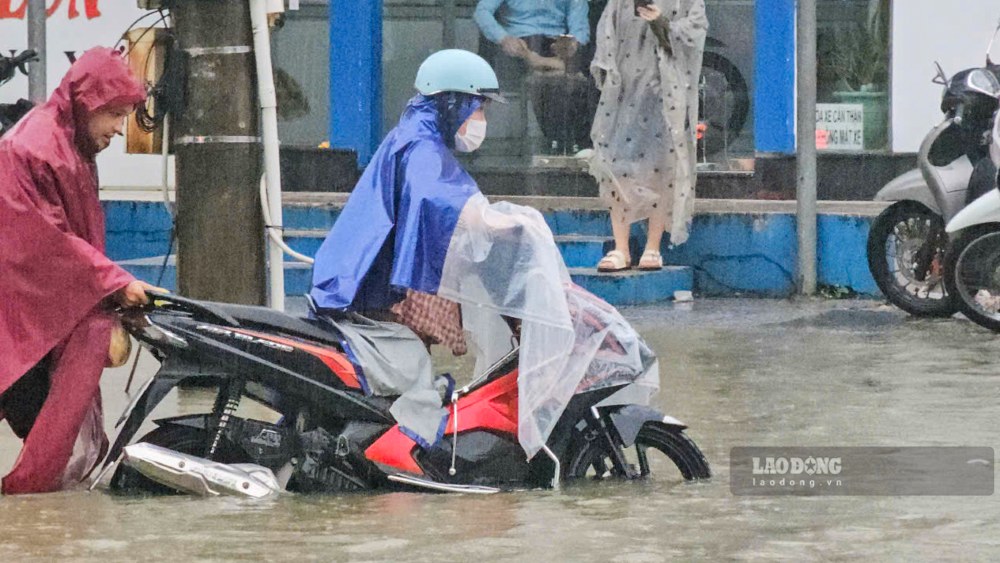 Theo Trung tam Du bao Khi tuong Thuy van Quoc gia, luc 7h ngay 27.10, muc nuoc song Bo tai tram Phu Oc la 4,52m, vuot bao dong 3 la 0,02m; song Huong tai tram Kim Long dat 3,58m, vuot bao dong 3 la 0,08m.