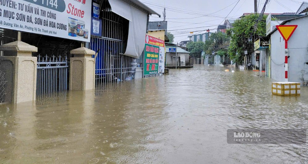 Tai duong Duong Van An, co noi muc nuoc dang den 1 met, nuoc tran vao nha dan.