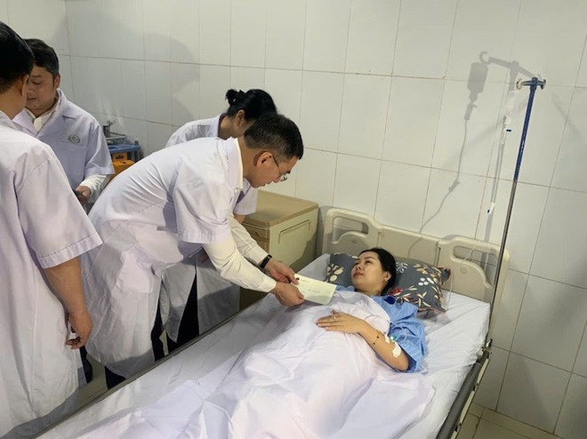 Dr. Ha Anh Duc - Director of the Department of Medical Examination and Treatment Management - Ministry of Health visited the situation of patients and nurses injured in the attack. Photo: Le Hao
