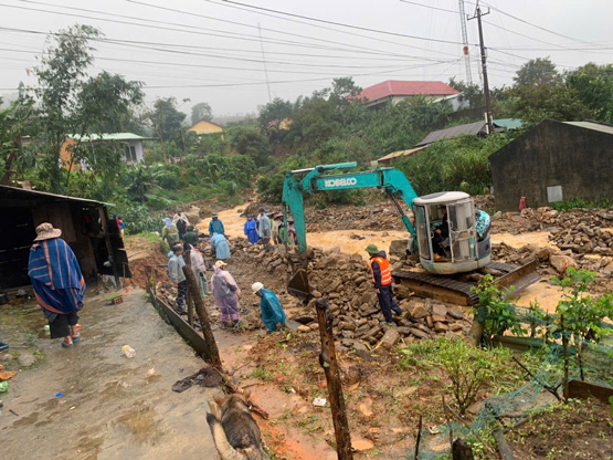 The government and people overcome the impact of floods and landslides in the mountainous areas of Quang Ngai. Photo: Vien Nguyen