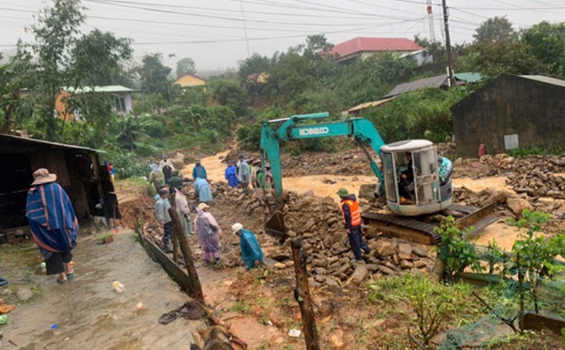 The government and people overcome the impact of floods and landslides in the mountainous areas of Quang Ngai. Photo: Vien Nguyen