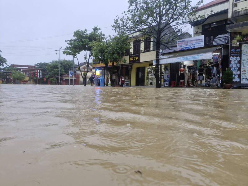 Nguyen Thi Minh Khai Street (Hoi An Ward, Da Nang) collapsed due to rising floodwaters. Photo: Thu Giang