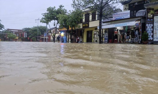 Tuyến đường Nguyễn Thị Minh Khai (phường Hội An, Đà Nẵng) thất thủ do nước lũ dâng. Ảnh: Thu Giang