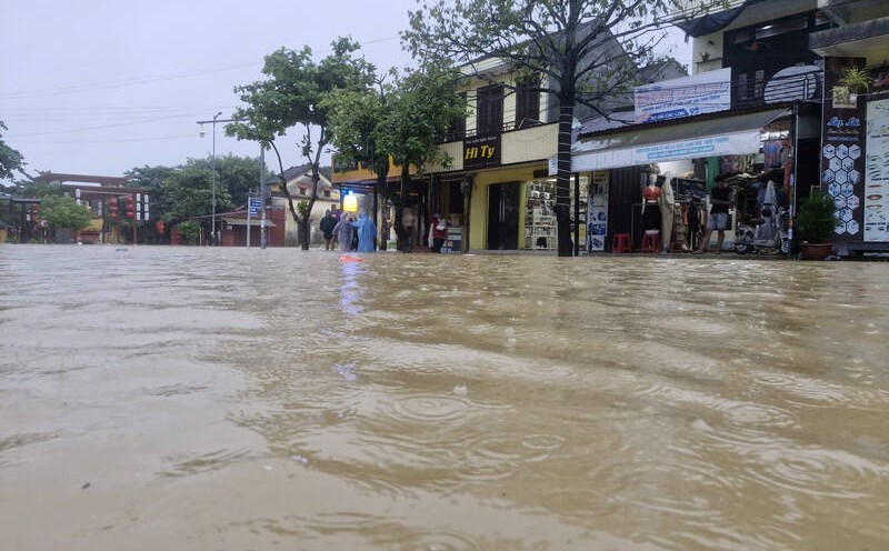 Nguyen Thi Minh Khai Street (Hoi An Ward, Da Nang) collapsed due to rising floodwaters. Photo: Thu Giang