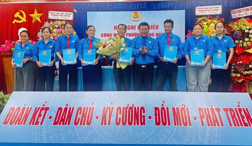 The Executive Committee and the Inspection Committee of the Long Nguyen Ward Trade Union for the 2025 - 2030 term launched a conference. Photo: Provided by the Union