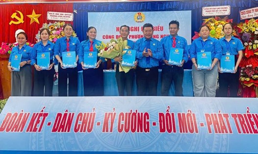 Ban Chấp hành, UBKT Công đoàn phường Long Nguyên nhiệm kỳ 2025 - 2030 ra mắt hội nghị. Ảnh: Công đoàn cung cấp
