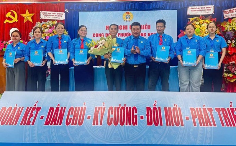 The Executive Committee and the Inspection Committee of the Long Nguyen Ward Trade Union for the 2025 - 2030 term launched a conference. Photo: Provided by the Union