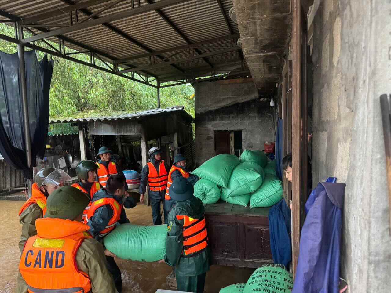 Police forces support people in evacuating their assets to cope with floods. Photo: T. Hong