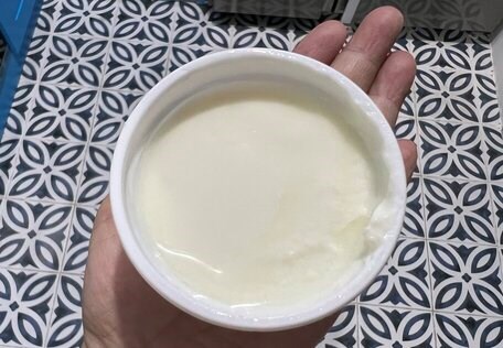 Eating Greek yogurt after breakfast helps reduce belly fat effectively. Photo: Kieu Vu.