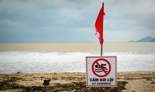 Bảng cấm tắm biển được cơ quan chức năng cắm tại đường bờ biển Nha Trang. Ảnh: Hữu Long