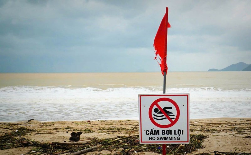A beach ban sign was erected by the authorities on the Nha Trang coast. Photo: Huu Long