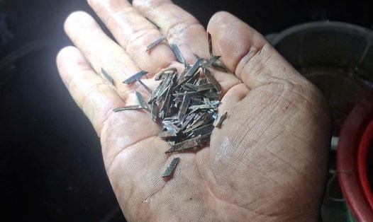 CSGT TPHCM cho biết thời gian gần đây, phát hiện nhiều miếng thép hình thoi sắc nhọn trên Quốc lộ 1K. Ảnh: PC08