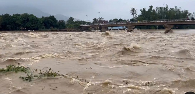 カインホア省全体では中程度の雨、大雨、雷雨が発生しています。写真：胡龍