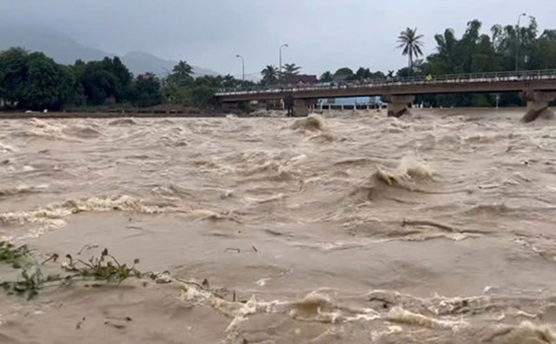 The whole Khanh Hoa province will have moderate rain, heavy rain and thunderstorms. Photo: Huu Long