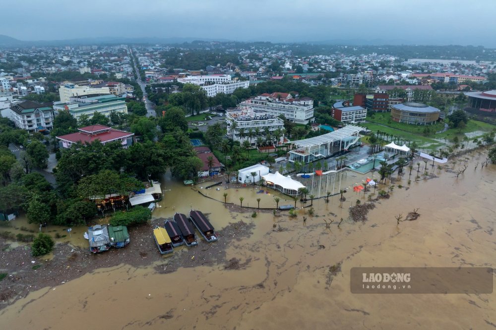Sau nhieu ngay mua to lien tuc, cac ho chua phia thuong nguon dong loat tang luu luong xa nuoc, nhieu khu vuc tai TP Hue dang doi mat tran lu lut lon, ke tu dau mua mua bao nam nay.