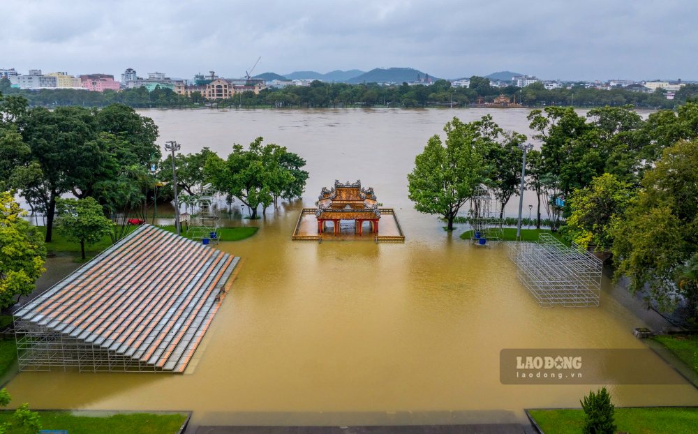 Ghi nhan cua phong vien, hang chuc tuyen duong ngap sau trong lu, tap trung o cac xa, phuong thap trung. Tren hinh la khu vuc Nghenh Luong Dinh dang bi nuoc lu bao bay.