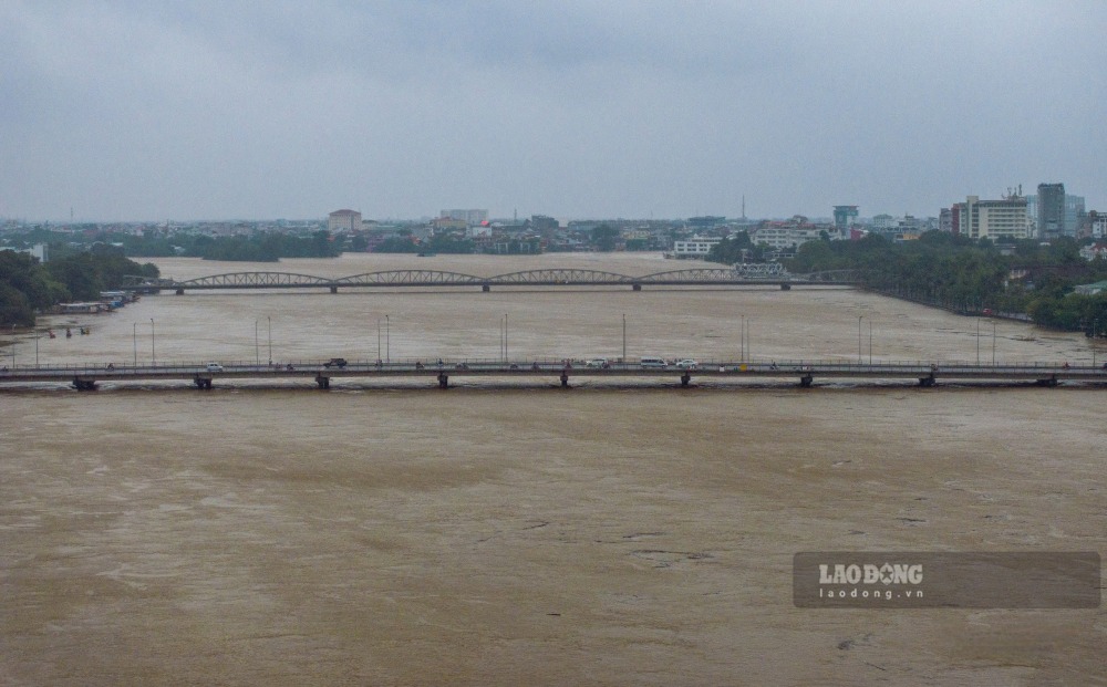Lu tren song Huong dang len. Tai tram Kim Long la 3,58 m, cao hon muc bao dong 3 la 0,08 m.