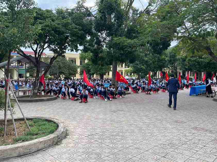 De nombreuses ecoles de Hai Phong cooperent avec la police pour sensibiliser aux competences de vie sûres pour les eleves. Photo : Quartier Tran Hung Dao