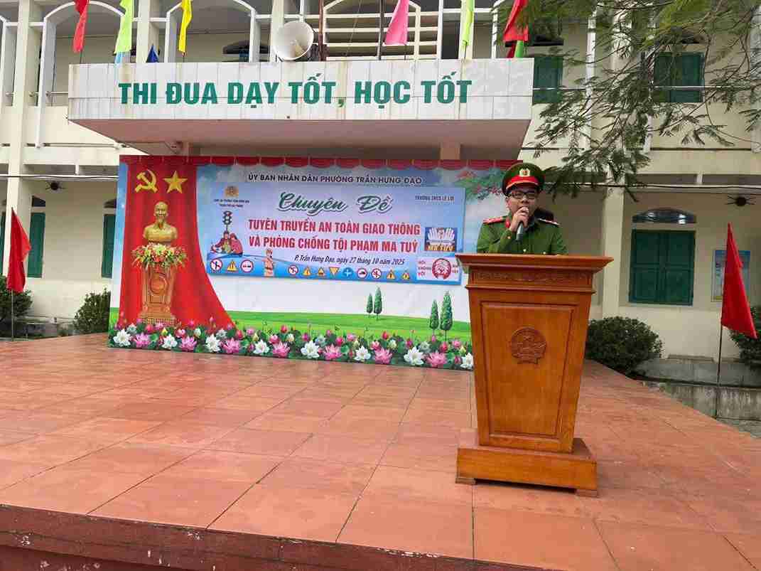 Cong an phuong Tran Hung Dao (TP Hai Phong) phoi hop nha truong tang cuong giao duc phap luat cho hoc sinh. Anh: Phuong Tran Hung Dao