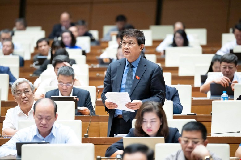 국회의원 Do Ngoc Thinh이 헌도법 초안에 대해 토론하고 있습니다. 사진: Pham Thang