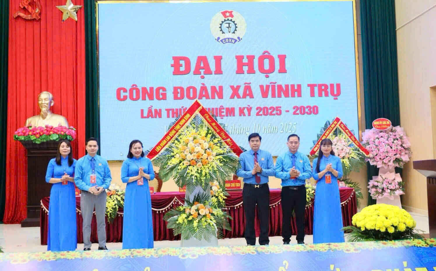 Lanh dao LDLD tinh Ninh Binh tang hoa chuc mung Dai hoi. Anh: Nguyen Truong