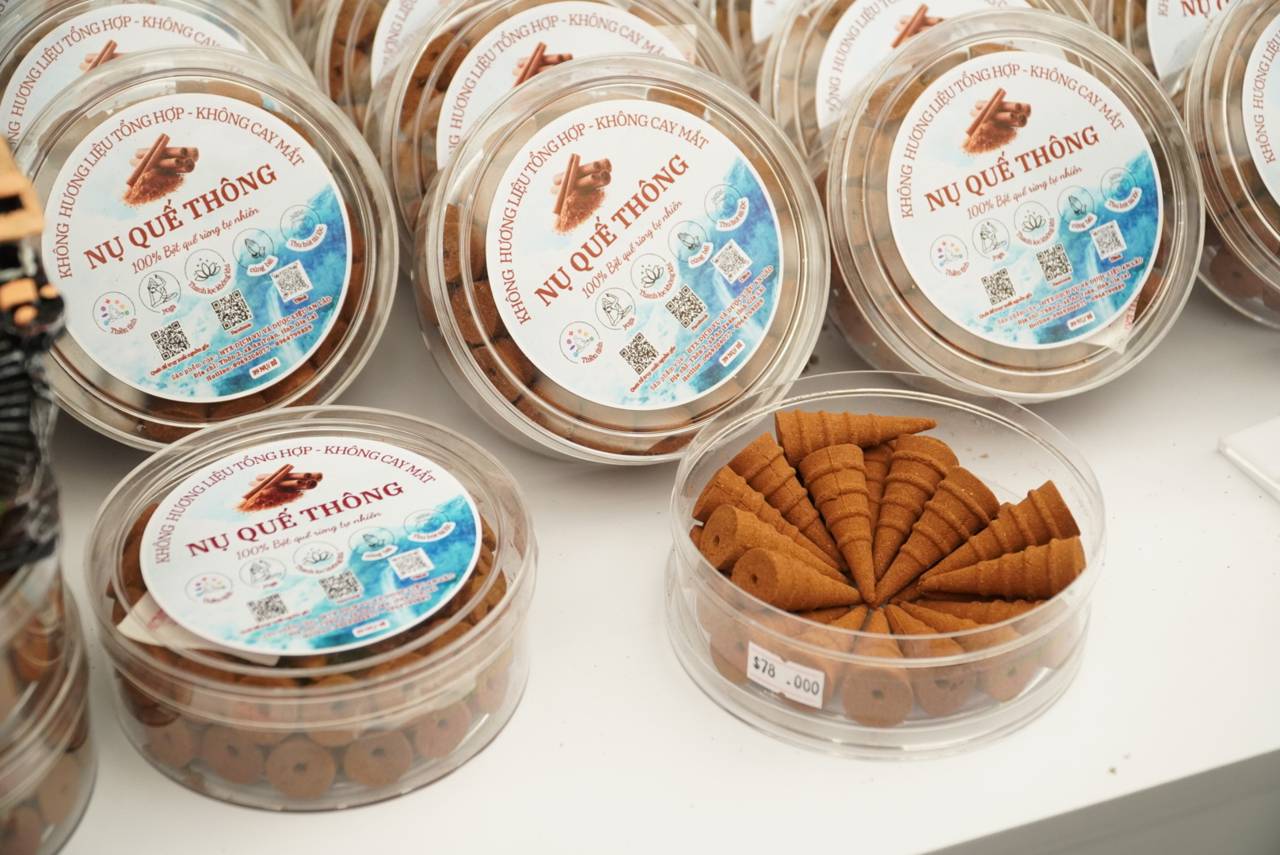 “Nu que thong ngoai viec su dung trong phong thuy, tho cung con duoc su dung trong tri lieu giac ngu, giup con nguoi duoc thu gian, giu tinh than thoai mai truoc khi buoc vao giac ngu”, chi Nguyet giai thich.