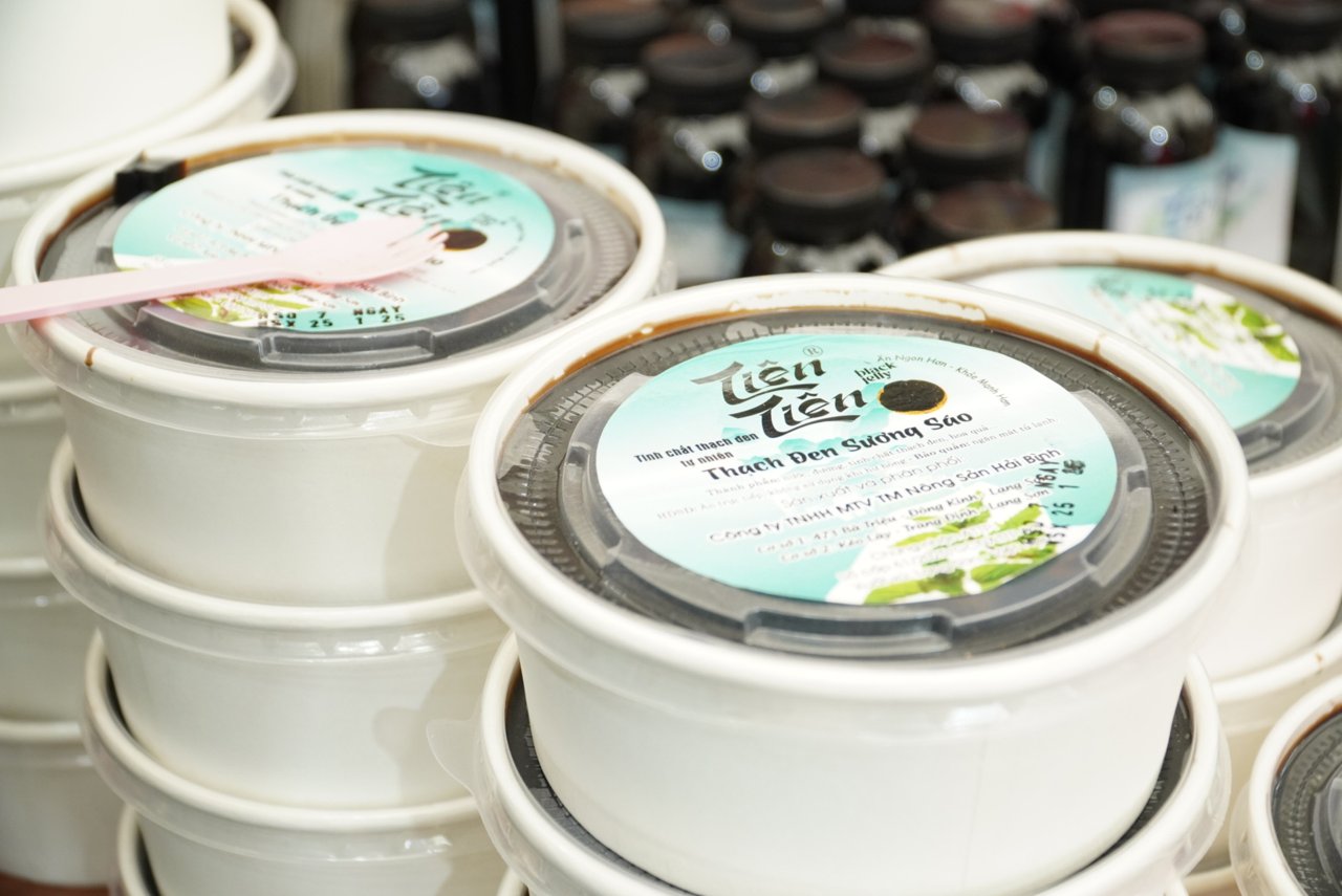 Nhung hop thach gang duoc bay ban tai hoi cho voi gia 30.000 dong/hop; nuoc uong thach gang co gia 15.000 dong/chai. Anh: Ngoc Diep